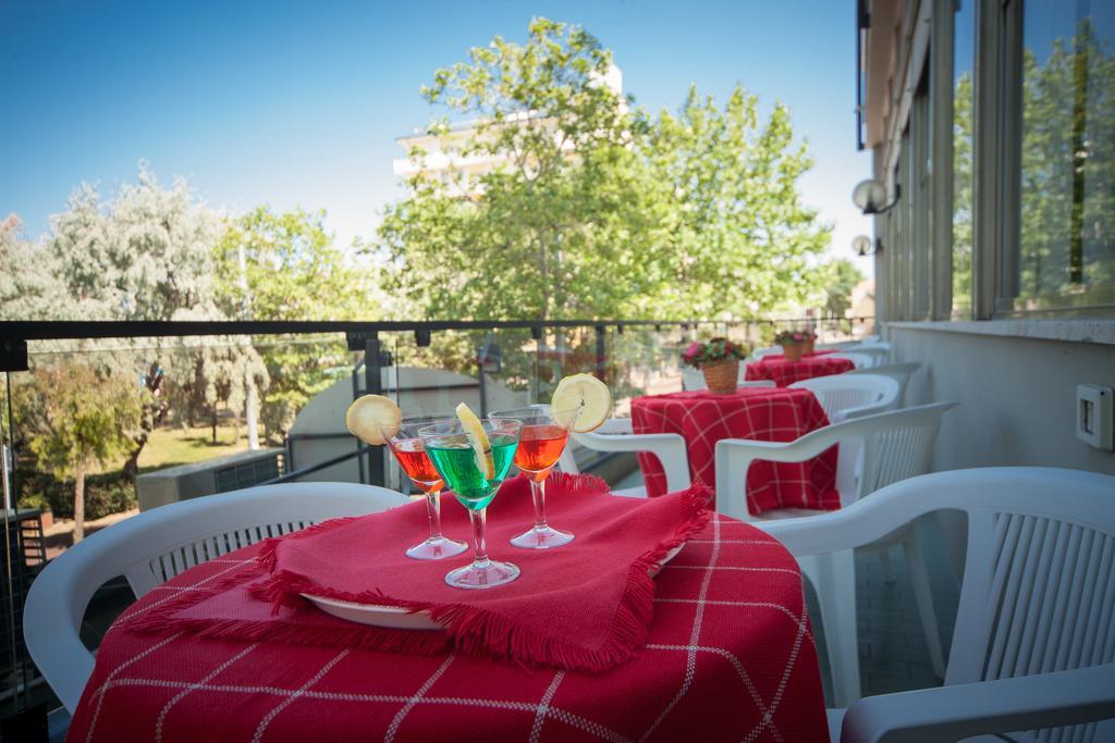 Hotel Madison Riccione Buitenkant foto